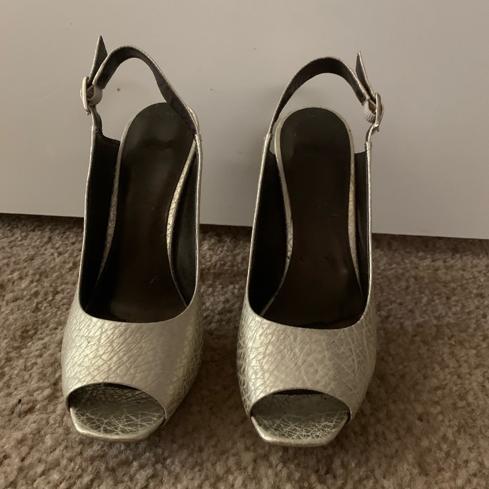 Jessica Simpson Elegant Gold Peep-Toe Slingback Heels